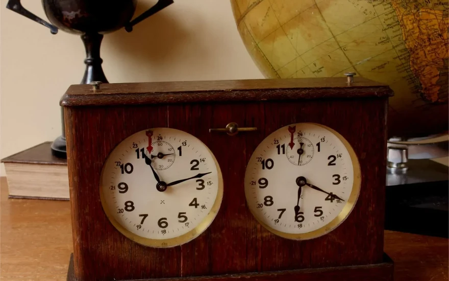 Pendule d'échecs vintage à double cadran pour gérer le temps en partie